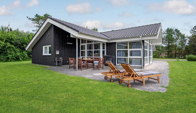 Beautiful home in Oksbøl with WiFi