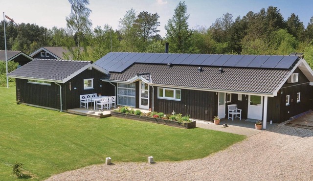 Beautiful home in Oksbøl with sauna