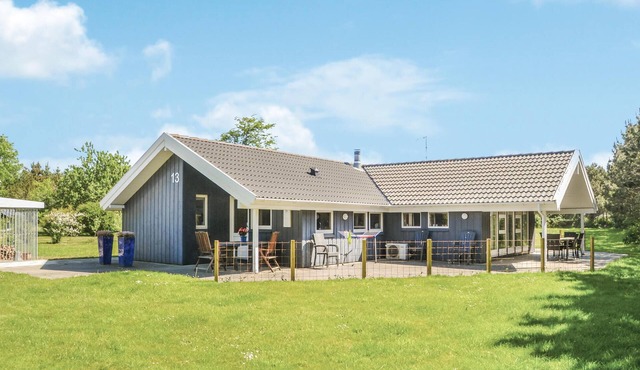 Beautiful home in Oksbøl with WiFi