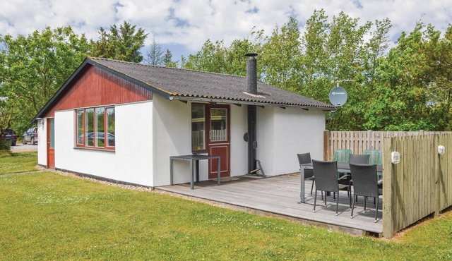 Beautiful home in Oksbøl with WiFi