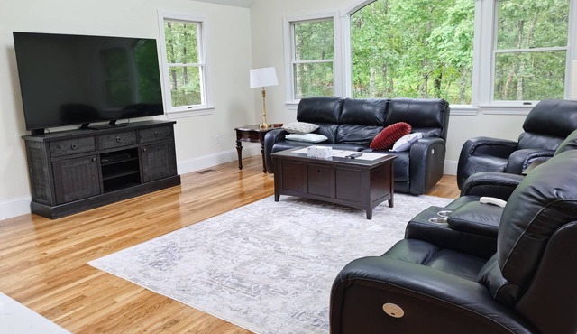 Beautiful home in Orleans. Park, Beach, Lake & Ocean. Telsa charge