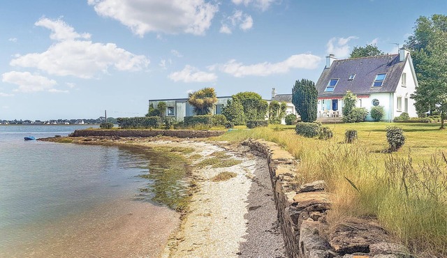 Beautiful home in Pont L´Abbé with WiFi