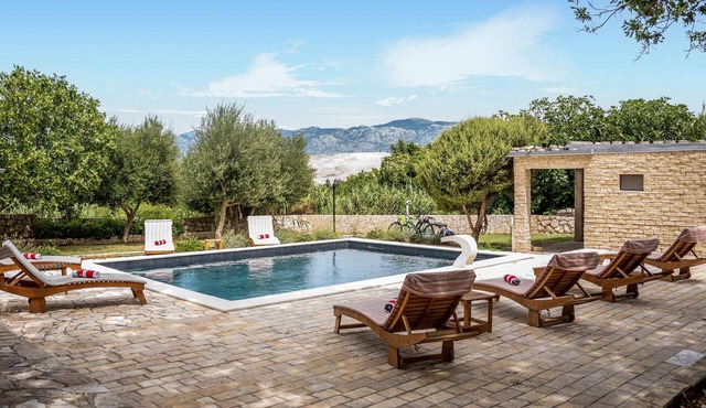 Beautiful home in Pag