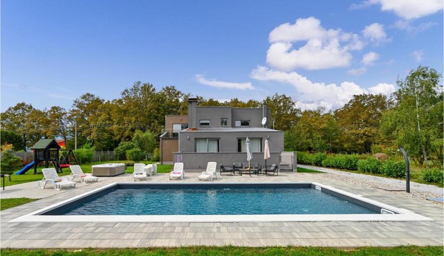 Beautiful Home In Pisarovina With Sauna, Wifi And Outdoor Swimming Pool