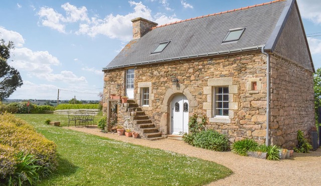 Beautiful home in Pleudaniel