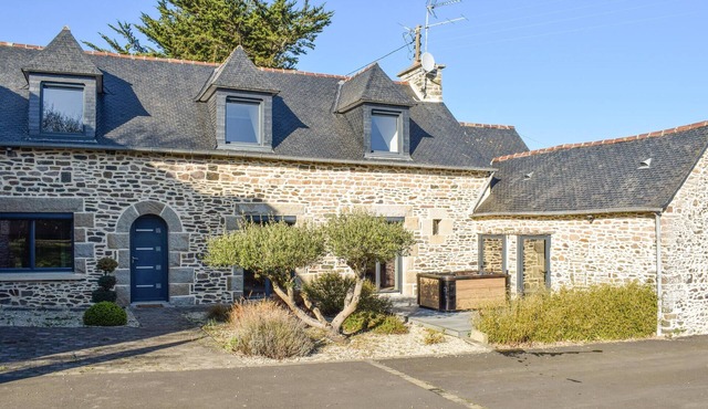 Beautiful home in Plouézec with WiFi