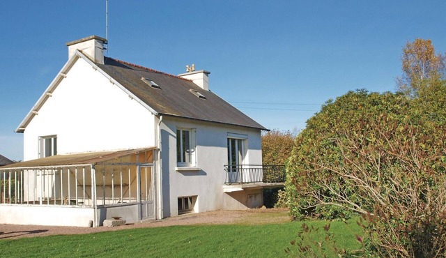 Beautiful home in Plouha with kitchen