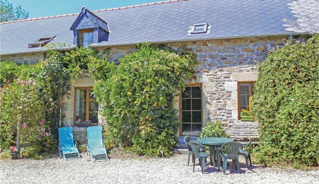 Beautiful home in Pluduno with 4 Bedrooms and WiFi