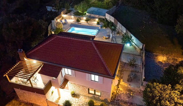 Beautiful home in Pokrovnik with sauna