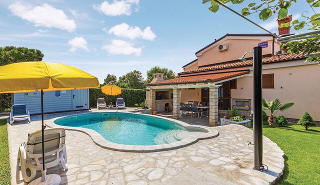 Beautiful home in Pula