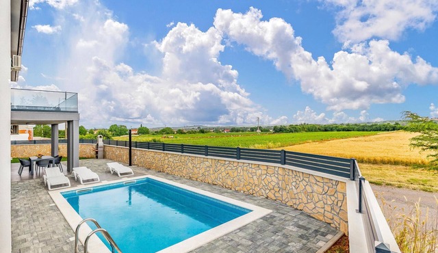 Beautiful home in Pula