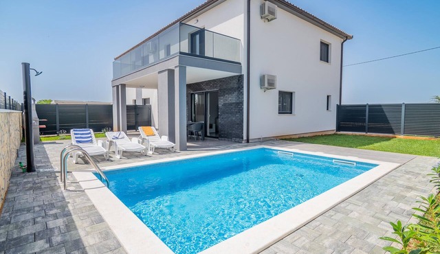 Beautiful home in Pula