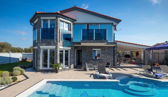 Beautiful home in Pula