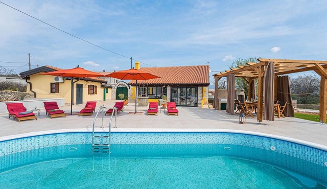Beautiful home in Rakalj