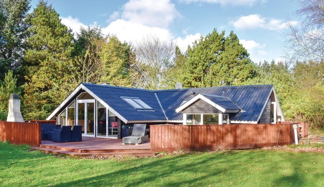 Beautiful home in Ringkøbing with WiFi