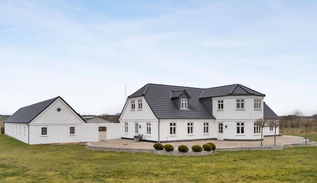 Beautiful home in Rødding with WiFi