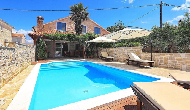 Beautiful home in Sutomiscica