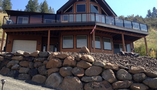 Beautiful home in Seven Bays with gorgeous views of Lake Roosevelt