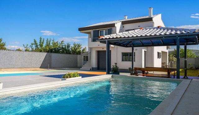 Beautiful home in Sibenik with WiFi