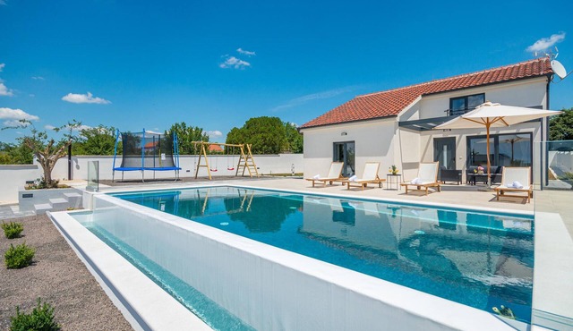 Beautiful home in Skabrnja