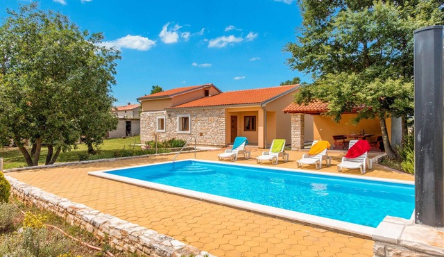 Beautiful home in Skicini