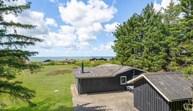 Beautiful home in Spøttrup with kitchen