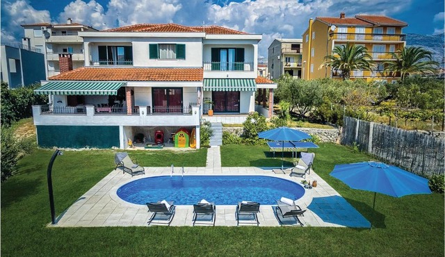 Beautiful Home In Stobrec With 4 Bedrooms, Jacuzzi And Wifi
