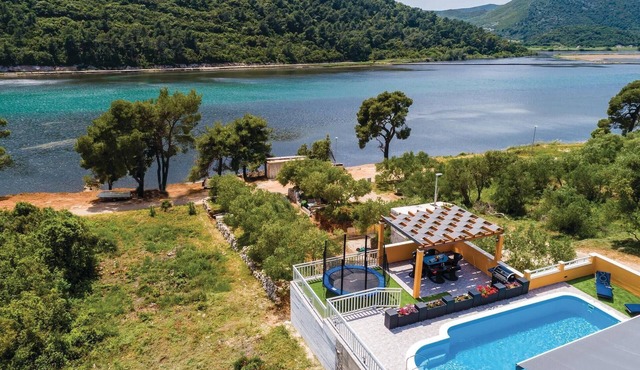 Beautiful home in Ston