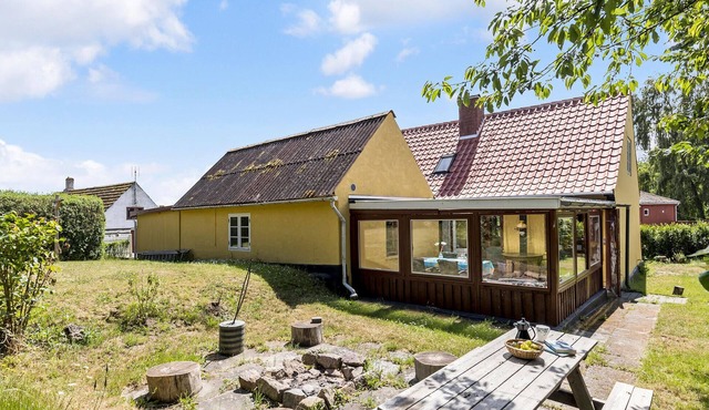 Beautiful home in Svaneke with kitchen