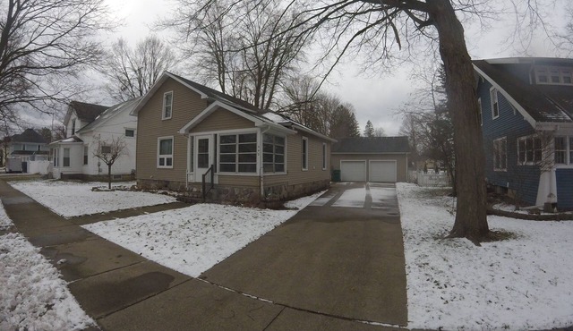 Beautiful home in the heart of Charlotte! Pet friendly with fenced in yard! n