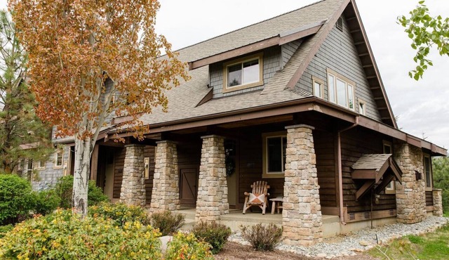 Beautiful home in the heart of Suncadia overlooking golf, near tubing, winery and more!