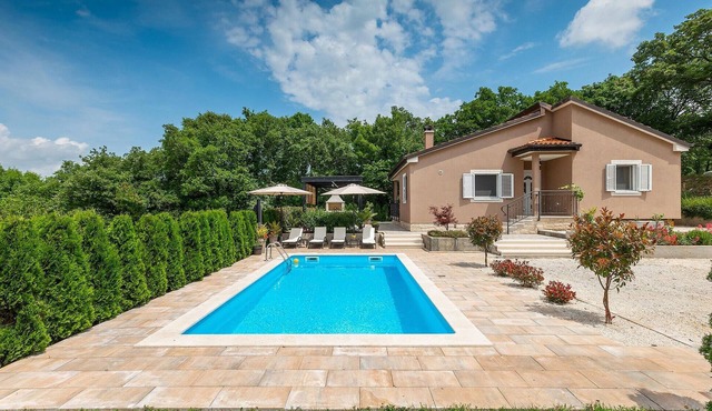 Beautiful home in Tinjan