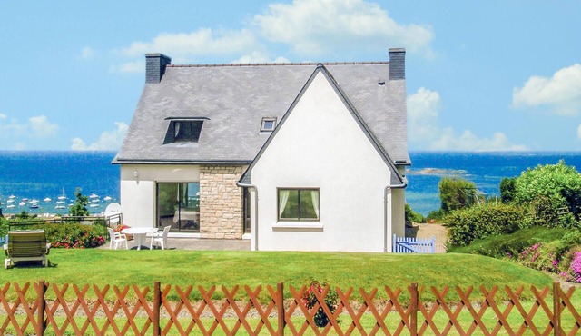 Beautiful home in Trélévern with WiFi