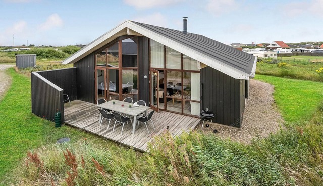 Beautiful home in Ulfborg with WiFi
