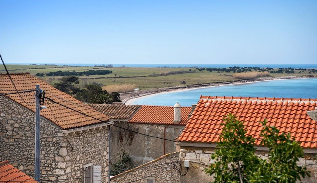 Beautiful home in Unije with WiFi