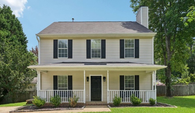 Beautiful home in the heart of Holly Springs -just steps from Womble Park