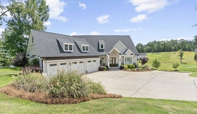 Beautiful home in peaceful cove on Lake Sinclair.