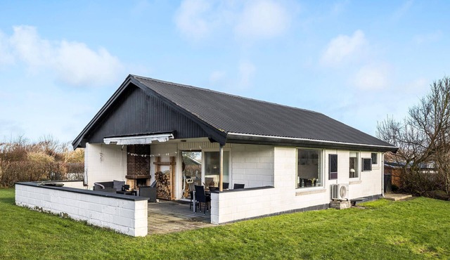 Beautiful home in Vinderup with WiFi