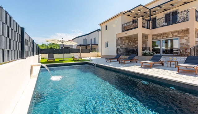 Beautiful home in Vrsi