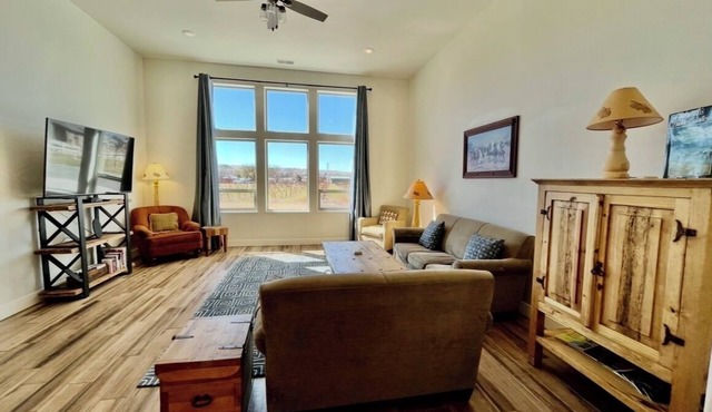 Beautiful home in wine and peach country + views of Mt Garfield & the Grand Mesa