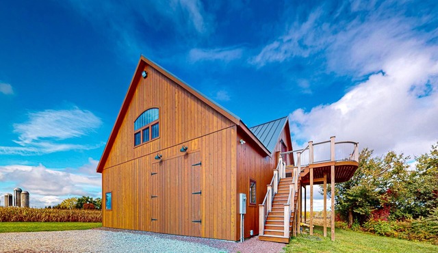 Beautiful home in wine country w/deck, peaceful views & close to town