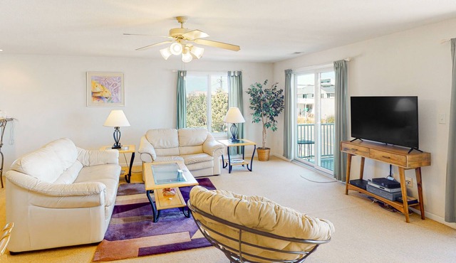 Beautiful home just 1 block from the beach w/shared pool, private washer/dryer