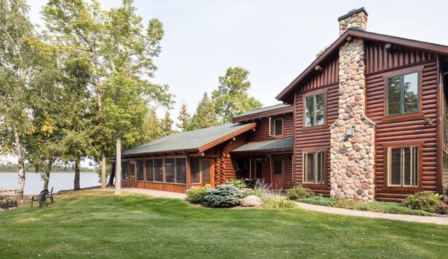 Beautiful Home just 25' from shoreline of Leech Lake just 5 minutes from Walker