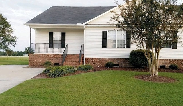 Beautiful Home located on the Golf Course (Greenville)