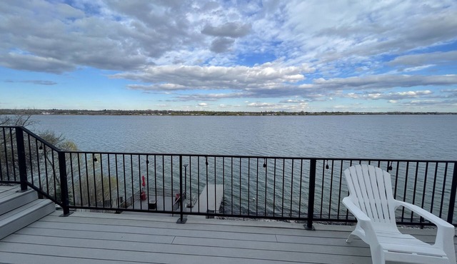 Beautiful Home located on Moses lake! Sleeps 12, fully gated and ready to enjoy!