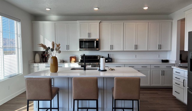 Beautiful home near Thanksgiving Point. Views of Utah Lake, sunrise and sunset