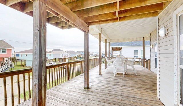 Beautiful home near beach with central AC, patio, balcony, & washer/dryer