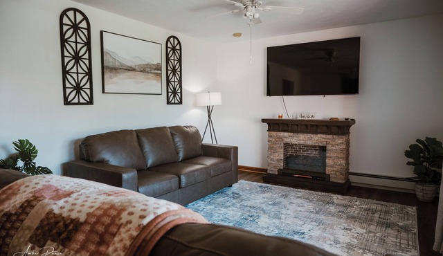 Beautiful home near I-77/64 spilt perfect for a quick stay or West Virginia stay