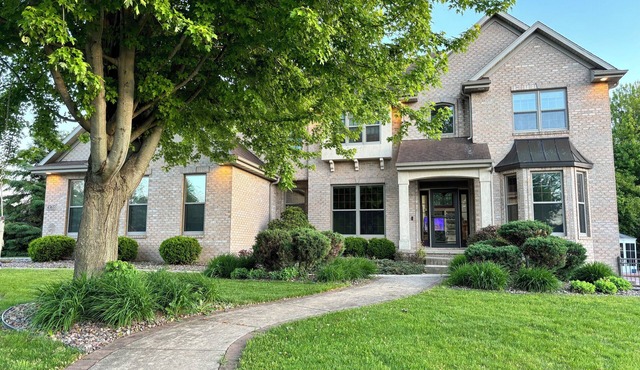 Beautiful home near Lambeau Field in quiet subdivision