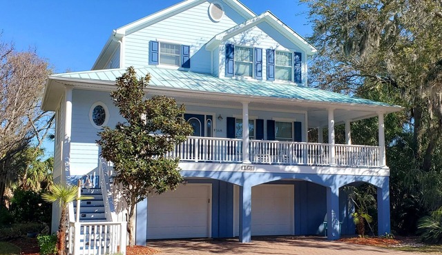 Beautiful Home Near Cabana Club with Great Views and Outdoor Spaces